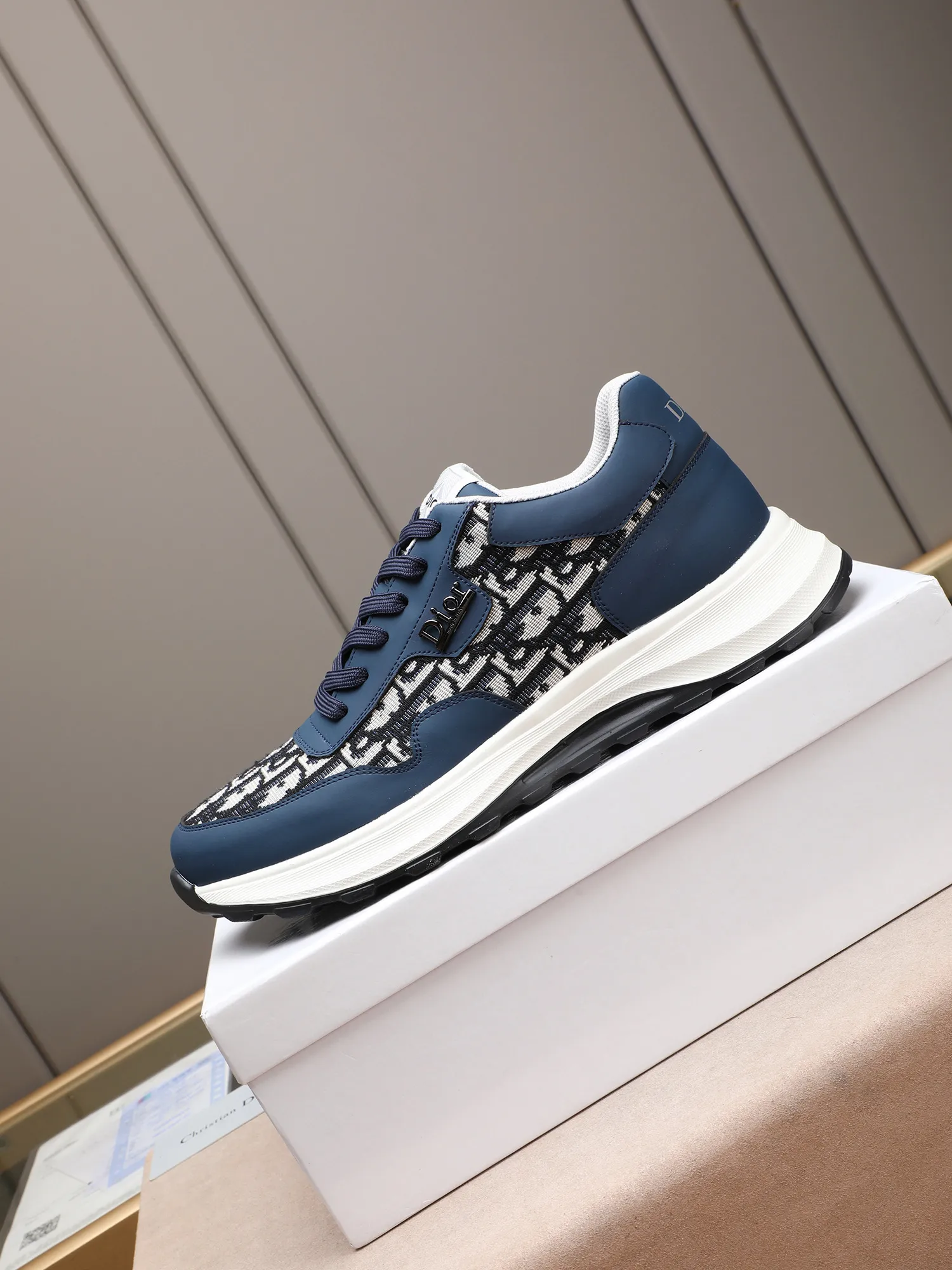 🆕🆕🆕Men's Shoes💰P460 Dior's avant-garde and versatile fashionable men's shoes are privately modeled, calfskin stitched with Dior's special waterproof fabric, fashionable, simple, stylish, eye-catching and classy. It will subvert old ideas and be a must-have for fashionistas who want to spend time with you! Must keep it for yourself! High-end comfort but low-end, high-end quality workmanship. Code number: 38-44 (45 customized) 4 colors for your choice [kiss][kiss][kiss]